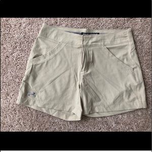 Khaki golf shorts for @emmamadelane